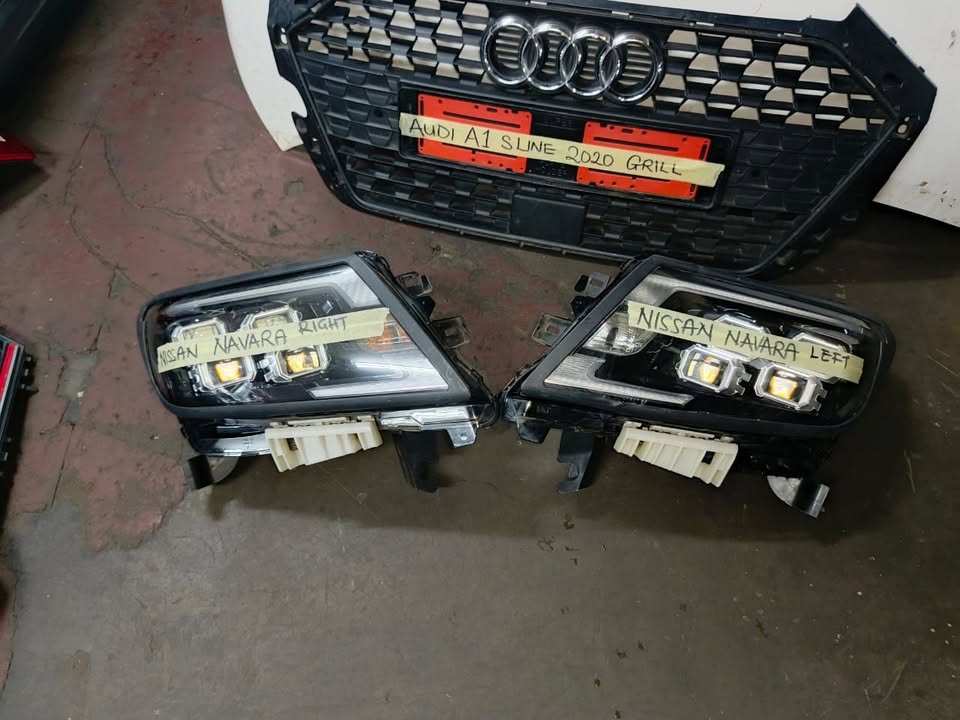 Nissan Navara complete Headlight - Private Seller Nissan Navara complete Headlight - Private Seller