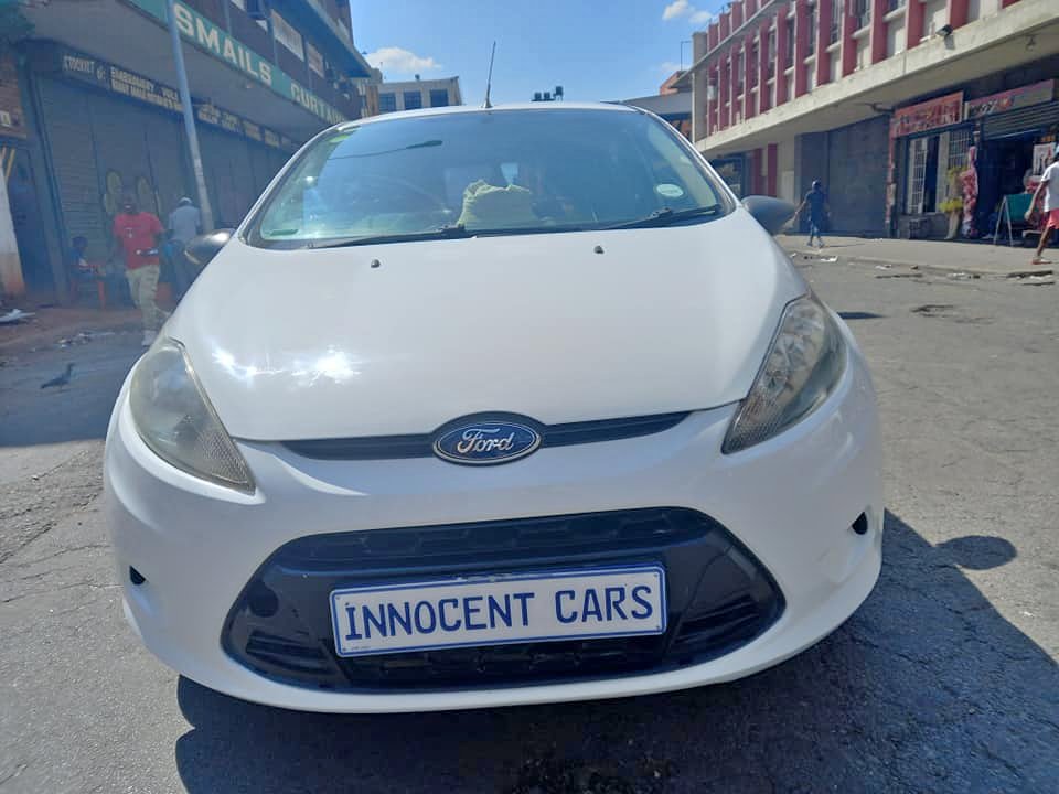 2012 FORD FIESTA 1.4 PETROL HATCHBACK, MANUAL TRANSMISSION, WHITE COLOUR, MILEAGE 86000KM