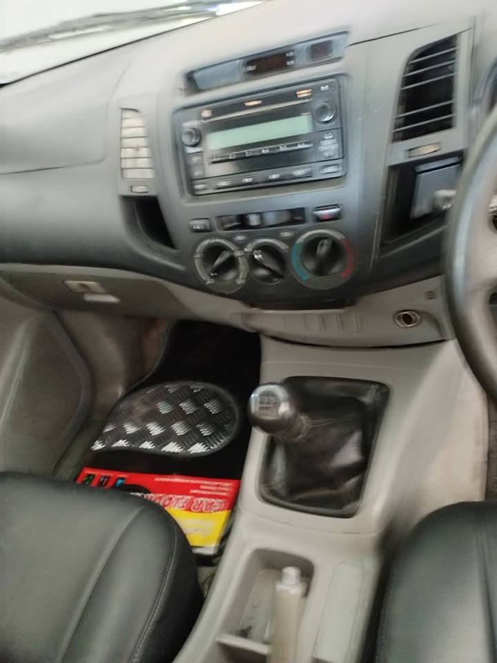 2011 TOYOTA HILUX 2.5D4D RAIDER SINGLE CAB MANUAL