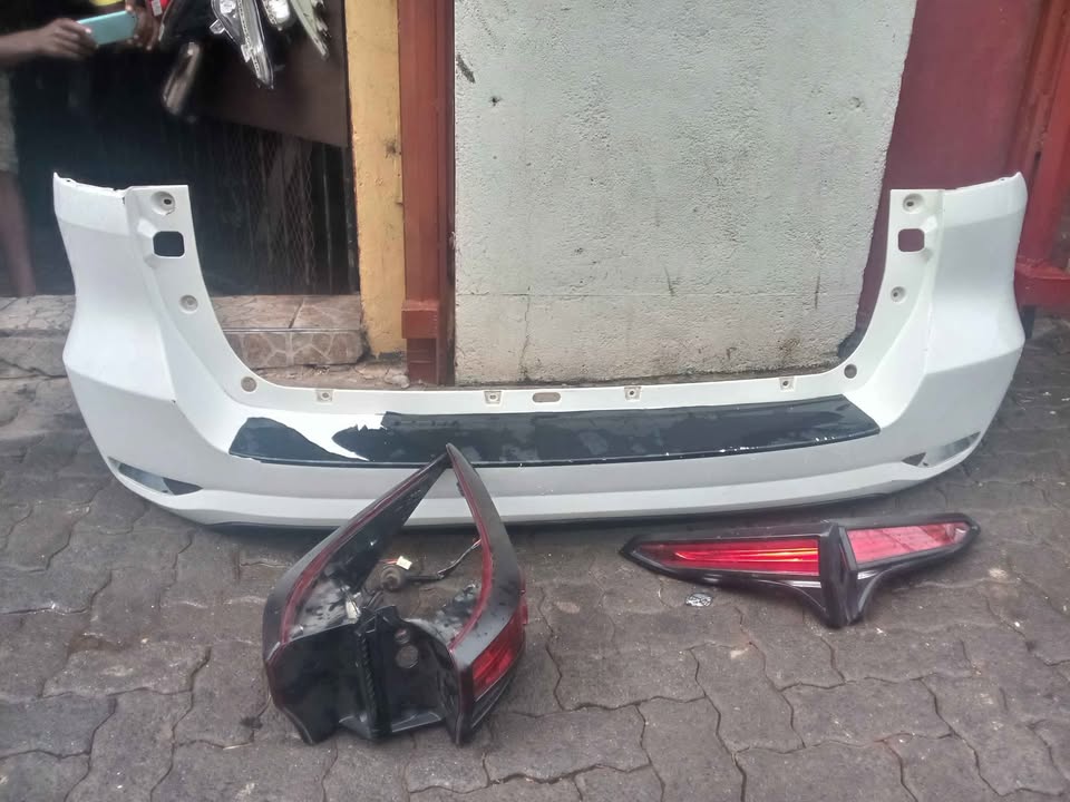 TOYOTA FORTUNER BACK BUMPER AND TAILLIGHTS - Private Seller TOYOTA FORTUNER BACK BUMPER AND TAILLIGHTS - Private Seller
