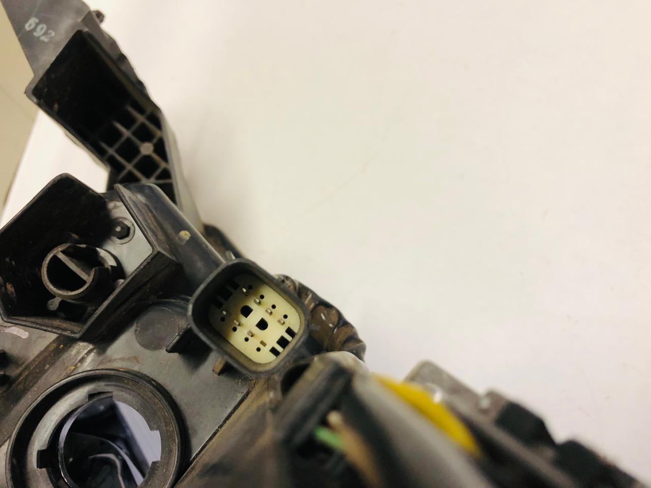 Ford Everest T7 left and right side xenon headlights (2013) - Private Seller Ford Everest T7 left and right side xenon headlights (2013) - Private Seller