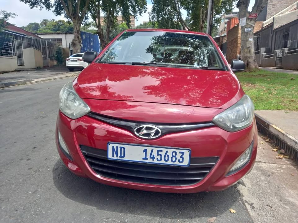 2014 Hyundai i20 Hatchback 1.2 Petrol, Manual Call Inno . Maroon Color, Mileage 70000kms,