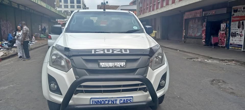 USED 2017 ISUZU KB 250 DIESEL, MANUAL, WHITE COLOUR, DOUBLE CAB, MILEAGE 20000KM