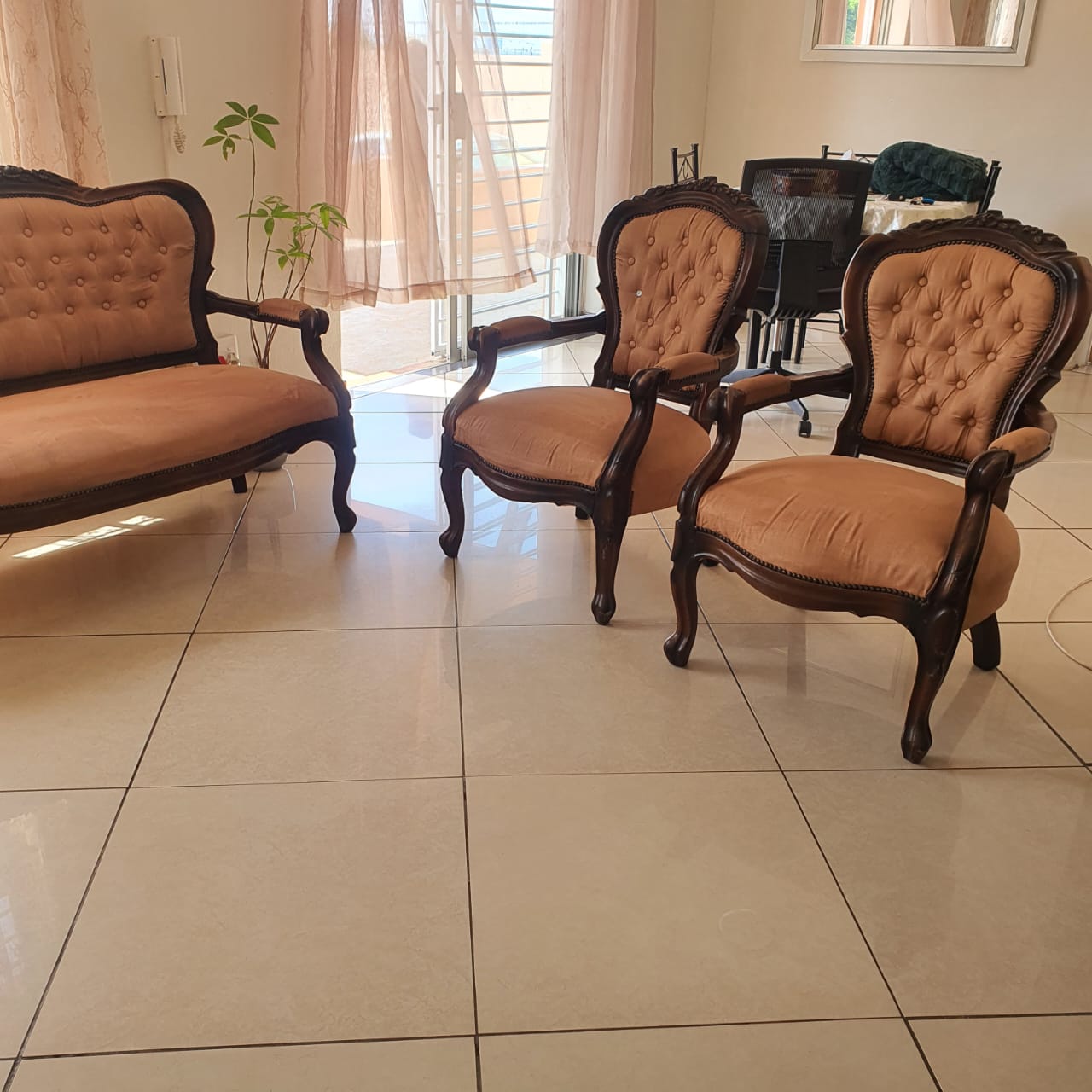 4 seater Antique lounge suite in excellent condition