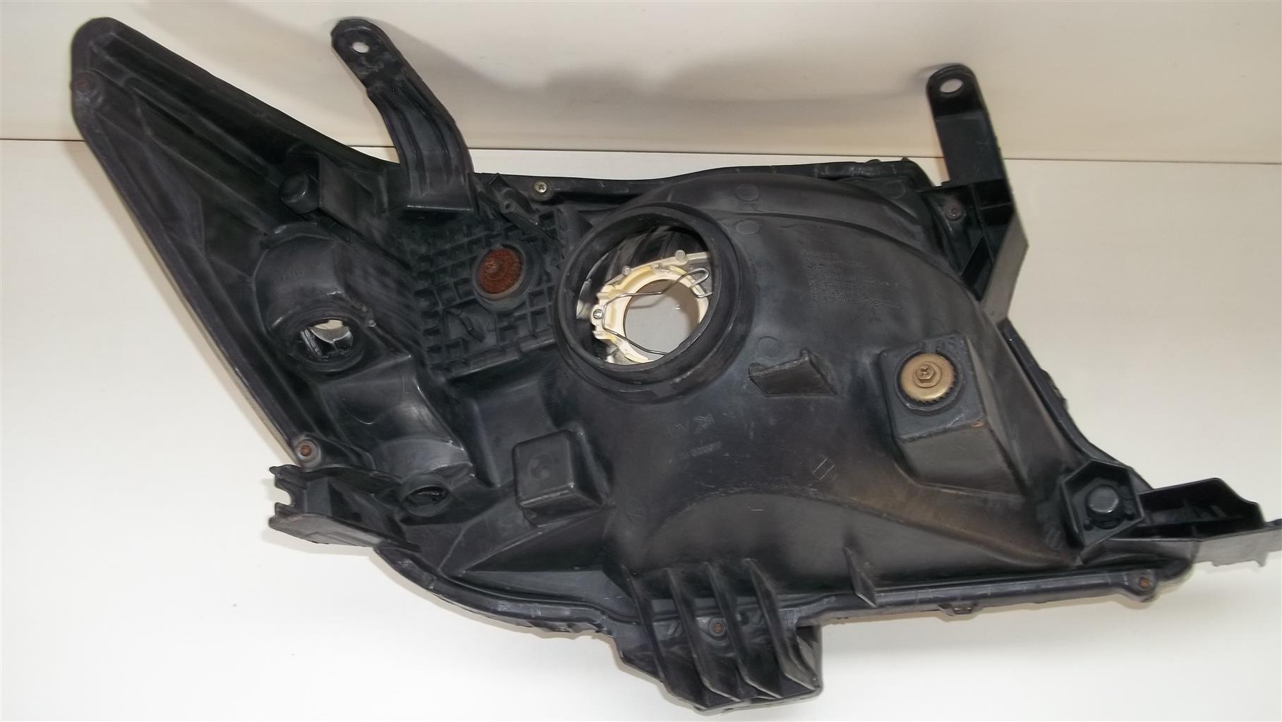 Toyota Hilux D4D ('12-'15) (Left) Headlight - Private Seller Toyota Hilux D4D ('12-'15) (Left) Headlight - Private Seller