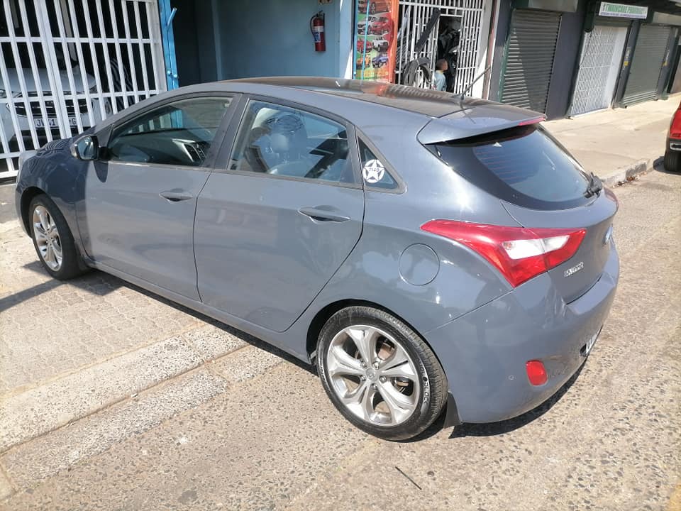 2013 Hyundai i30 1.6 GLS Hatchback with a leather seat and Spare key