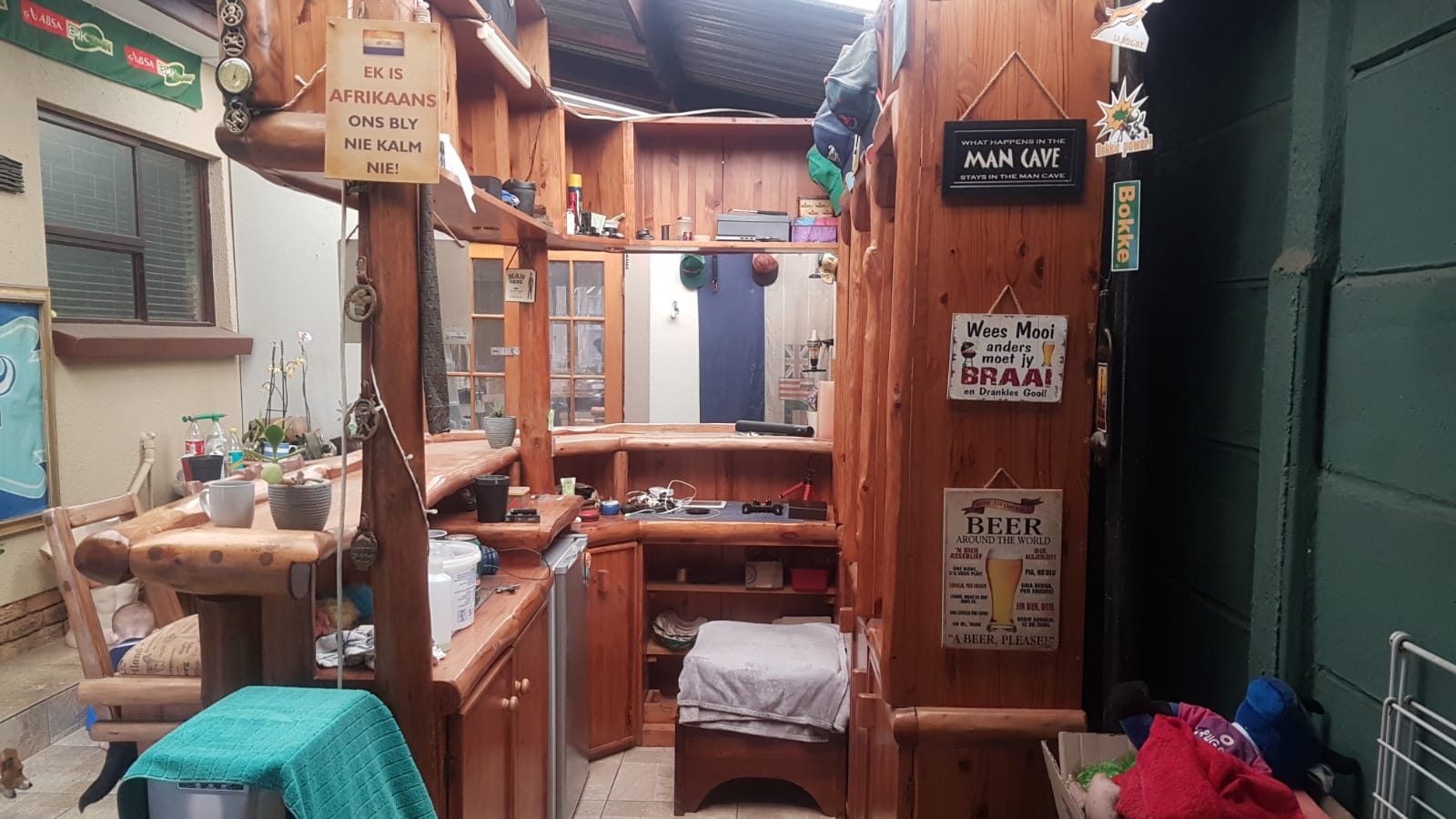 Log bar with 5 bar stools | Junk Mail