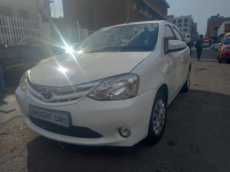 2014 TOYOTA ETIOS HATCHBACK 1.5 PETROL, MANUAL TRANSMISSION, WHITE COLOUR, MILEAGE 93000KM
