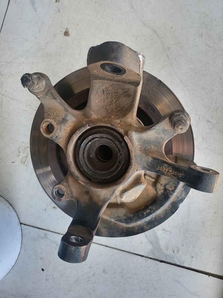 2015 Nissan Np300 4x4 Right bearing carrier for sale.