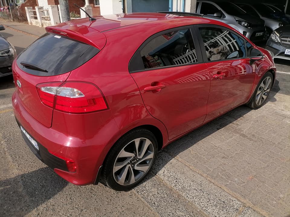 2015 Kia Rio 1.4 Tec Hatchback with a leather seat and sunroof
