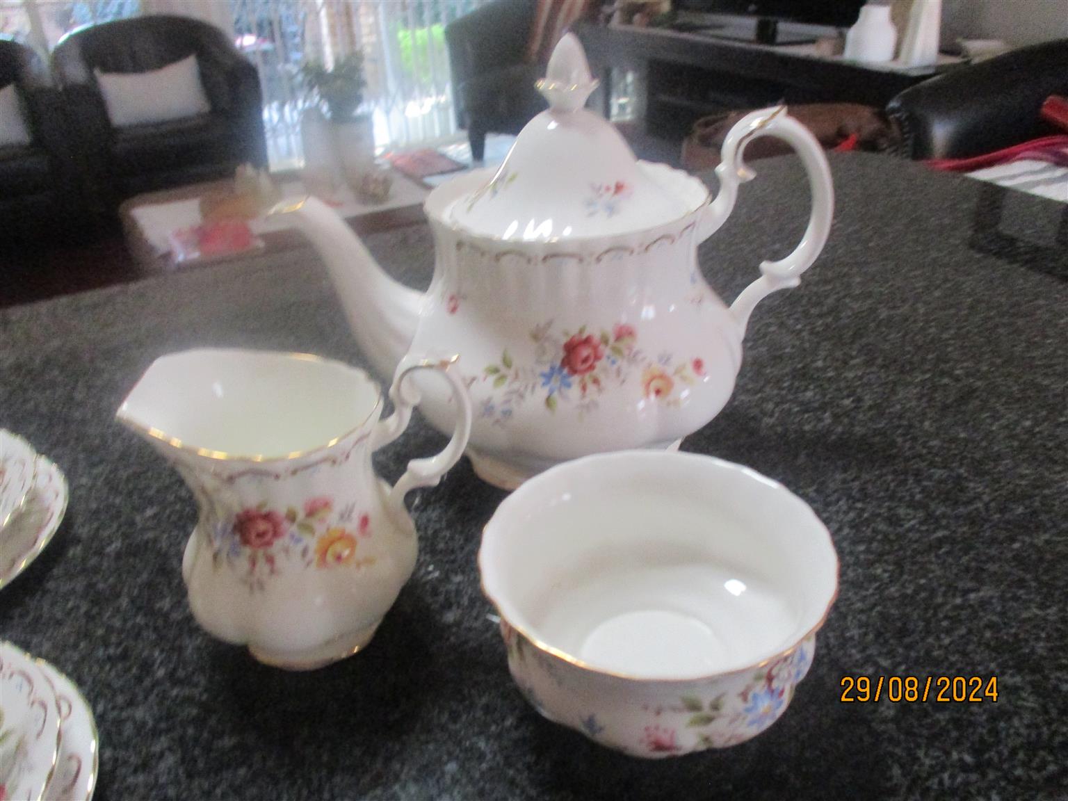 ROYAL ALBERT TEASET JUBILEE ROSE WELL KEPT AS NEW!!