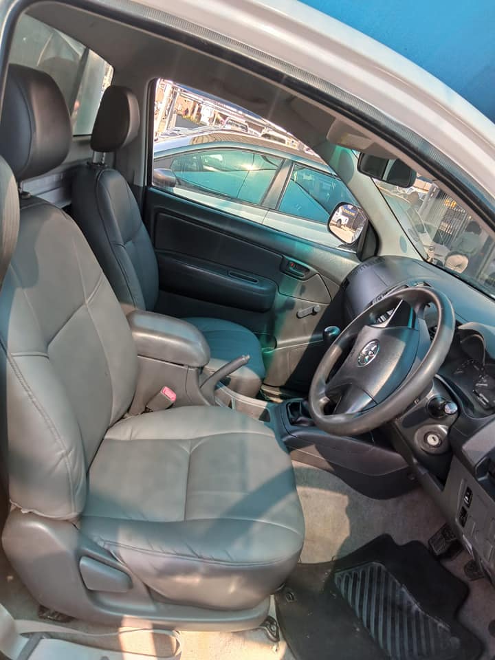 2013 TOYOTA HILUX 2.0 WITH CANOPY MANUAL