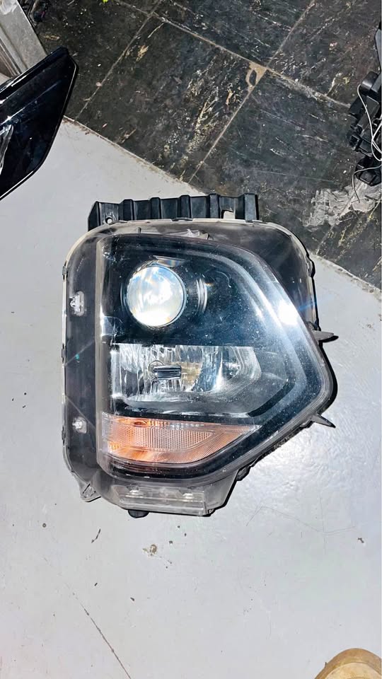 Hyundai Santa Fe Headlight 2019 - Private Seller Hyundai Santa Fe Headlight 2019 - Private Seller