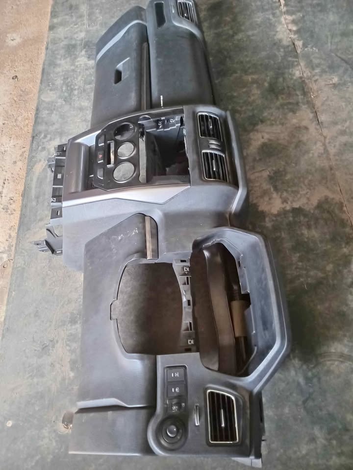 Mahindra Scorpio 2.2 S6 dashboard still in good condition for sale WhatsApp or cell - Private Seller Mahindra Scorpio 2.2 S6 dashboard still in good condition for sale WhatsApp or cell - Private Seller