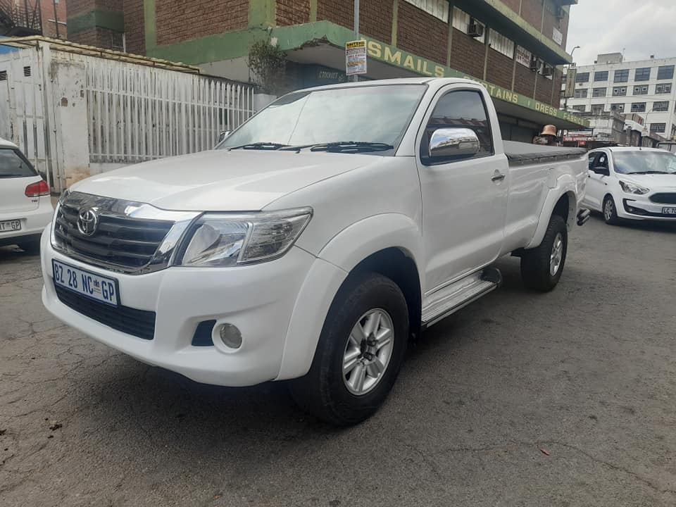 2012 TOYOTA HILUX 2.7 VVTI HIGH RAIDER SINGLE CAB EXCELLENT CONDITION CONTACT LEON ON