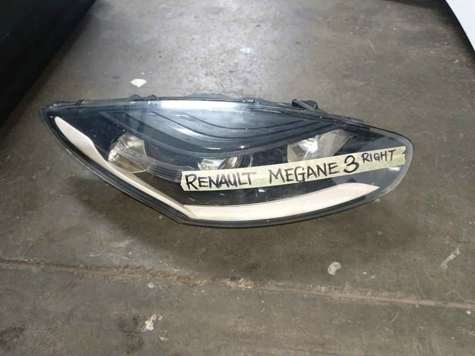 RENAULT MEGANE RIGHT HEADLIGHT - Private Seller RENAULT MEGANE RIGHT HEADLIGHT - Private Seller