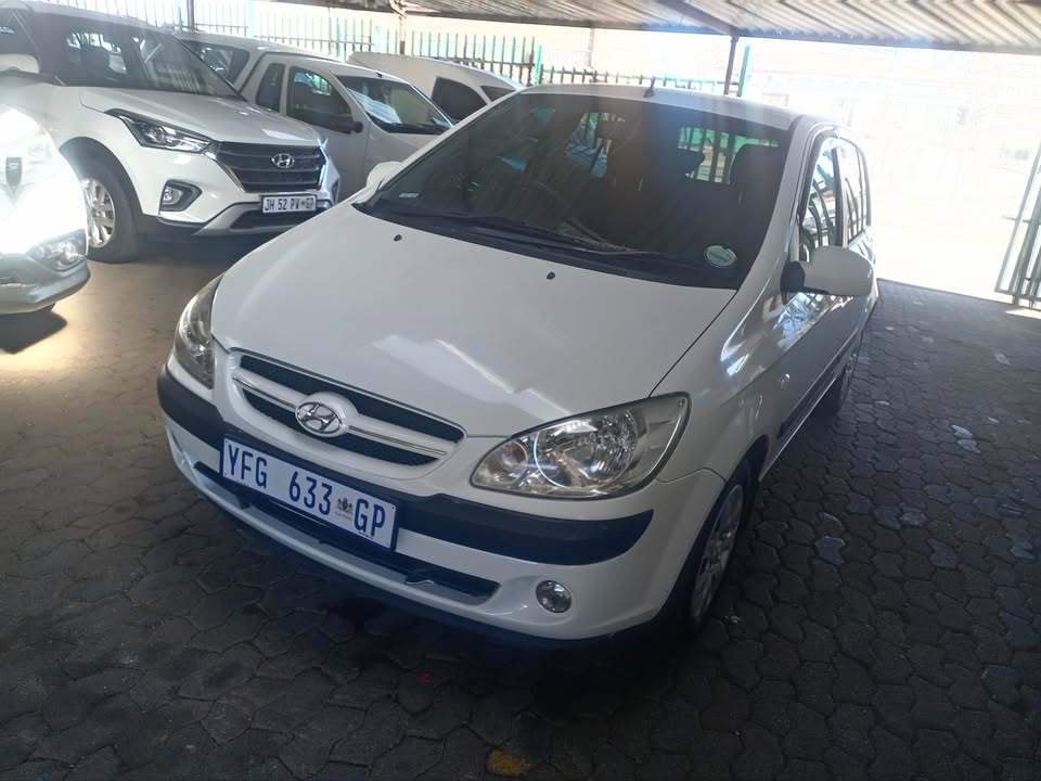 Hyundia Getz 1.4 Manual petrol 2007 White Service Book Spear key