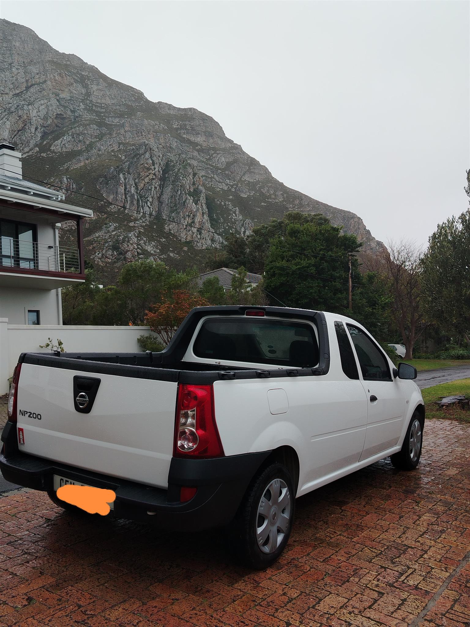 Nissan Np200 bakkie 1.6 safety pack