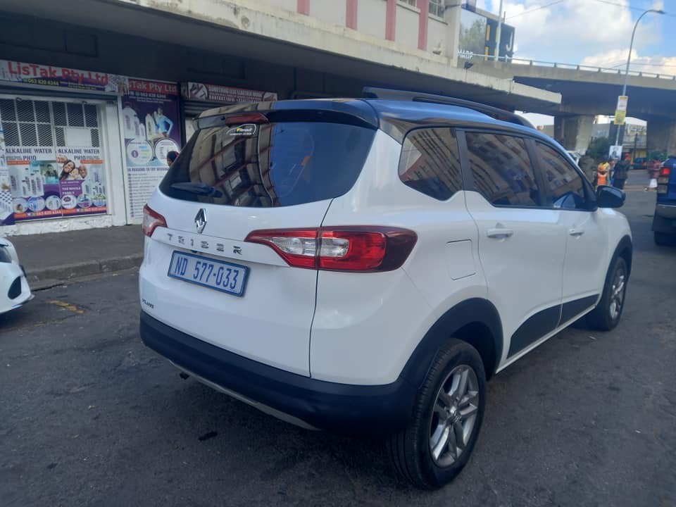 2022 RENAULT TRIBER 1.0 PETROL, AUTOMATIC TRANSMISSION, WHITE COLOUR, MILEAGE 24000KM