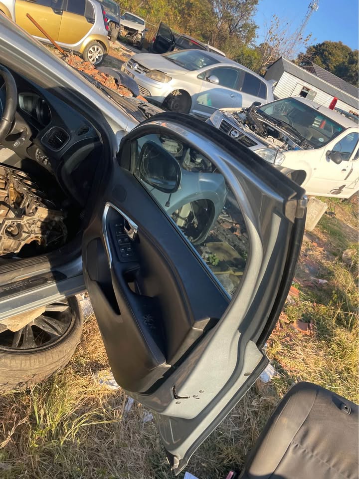 Volvo V40 T3 stripping for spares.