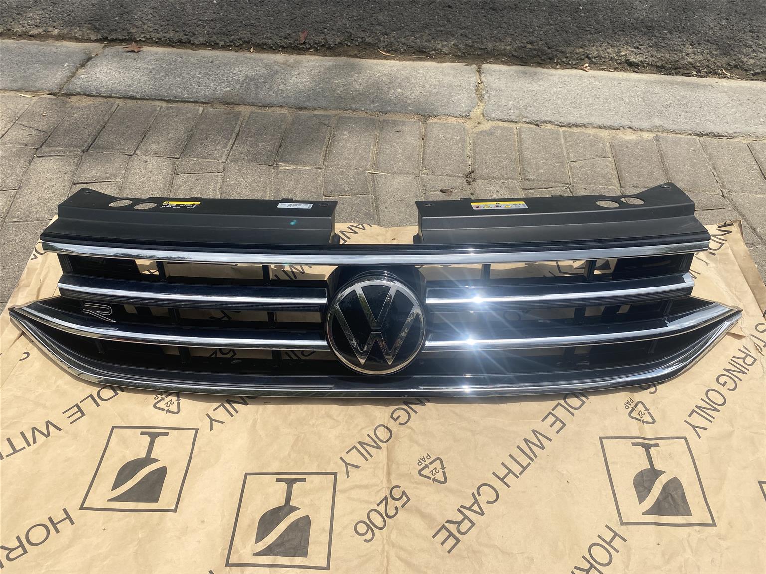 2023 VW TIGUAN R-LINE RADIATOR GRILLE FOR SALE, TAKES LED.IN EXCELLENT CONDITION - Private Seller 2023 VW TIGUAN R-LINE RADIATOR GRILLE FOR SALE, TAKES LED.IN EXCELLENT CONDITION - Private Seller