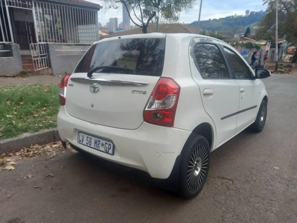 2014 TOYOTA ETIOS HATCHBACK 1.5 PETROL, MANUAL, WHITE, 121000KMS