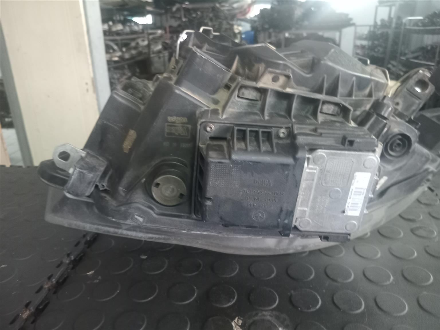 Bmw E87 Headlight xenon right - Private Seller