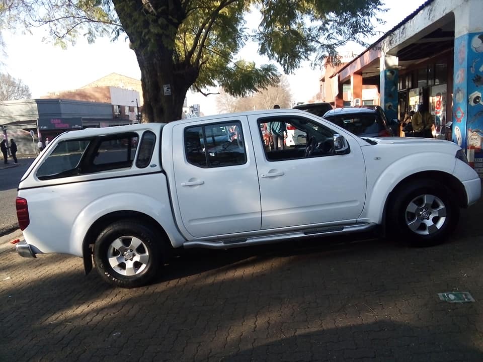 2014 WHITE NISSAN NAVARRA DOUBLE CAB CANOPY MANUAL DIESEL  141000 km