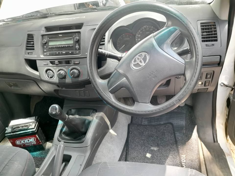 2011 TOYOTA HILUX 2.5 D4D SINGLE CAB 4X2 MANUAL