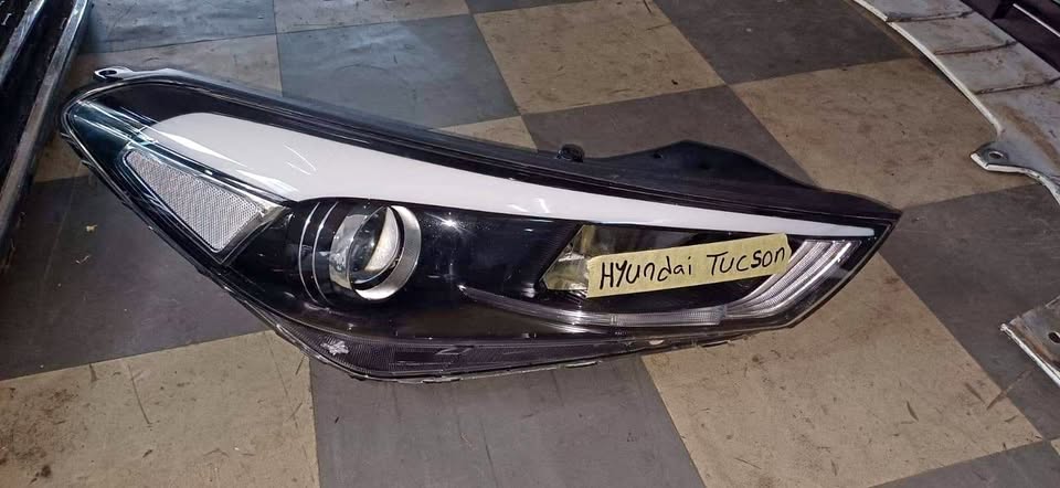 Hyundai Tucson headlight right side - Private Seller Hyundai Tucson headlight right side - Private Seller