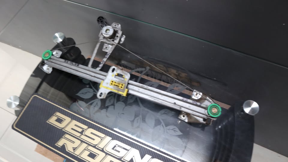 BMW E30 REAR RIGHT WINDOW MECHANISM (manual) - Private Seller BMW E30 REAR RIGHT WINDOW MECHANISM (manual) - Private Seller