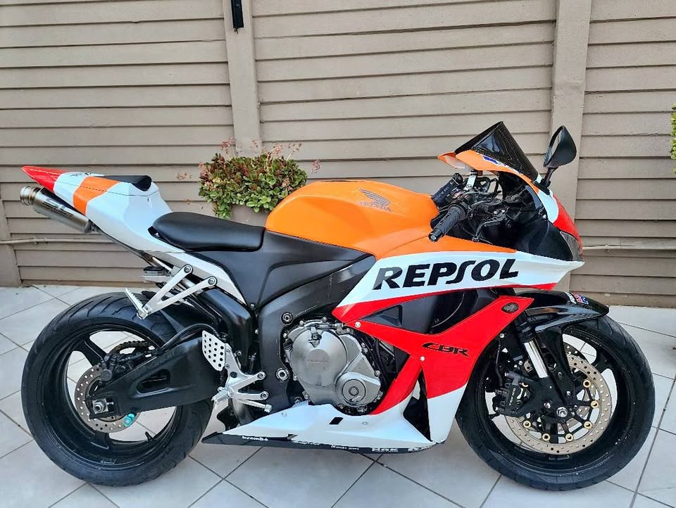 HONDA CBR 600 CC REPSOL EDITION (BEAUTIFUL CONDITION) - Private Seller HONDA CBR 600 CC REPSOL EDITION (BEAUTIFUL CONDITION) - Private Seller
