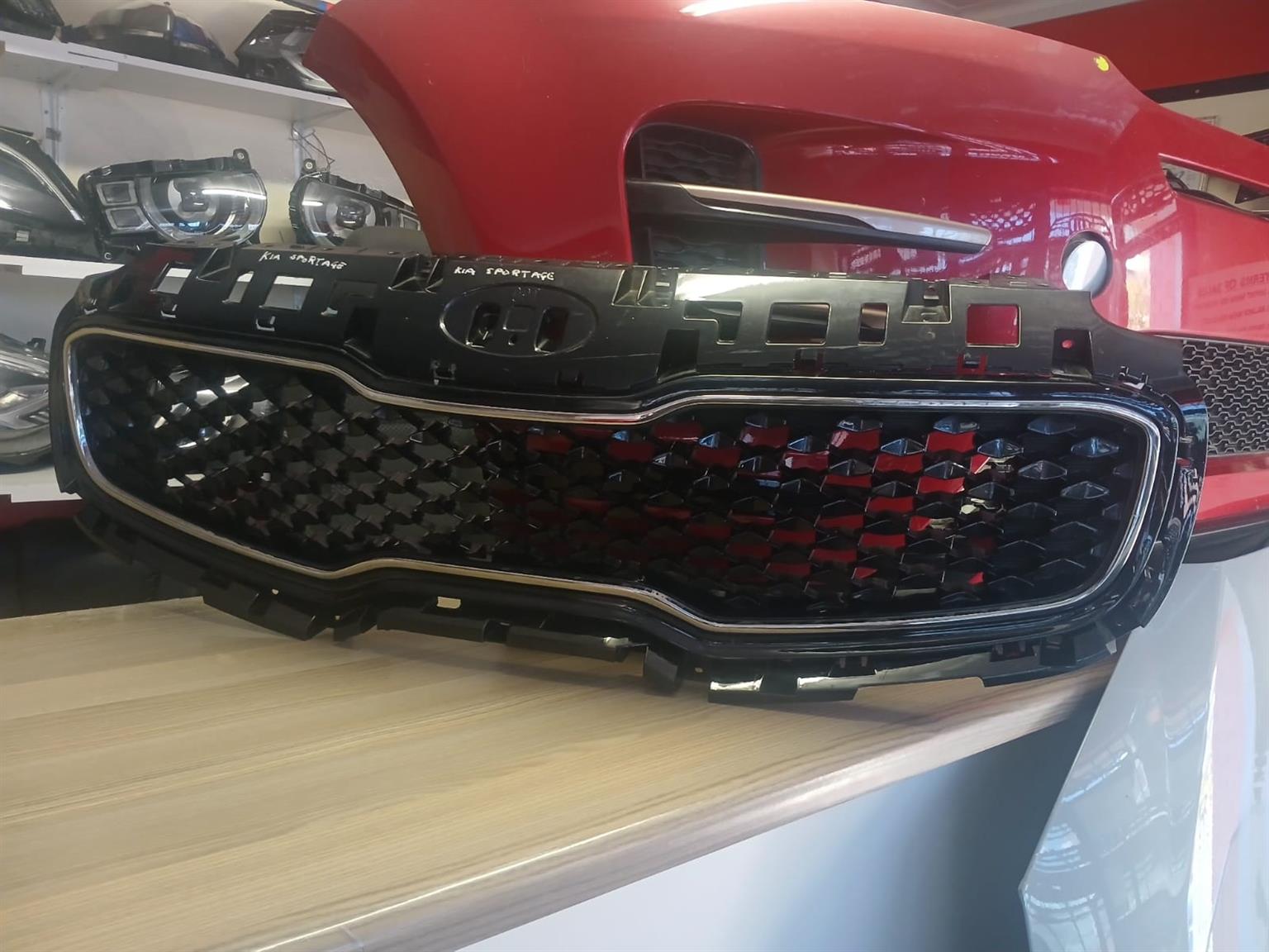2018 KIA SPORTAGE MAIN GRILL IN PRESTINE CONDITION - Private Seller
