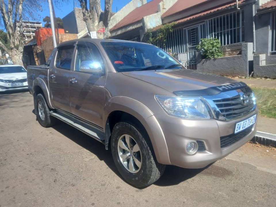 2010 Toyota Hilux Double Cab 2.5 D4D Diesel, Manual, Brown, 99000kms Spare key