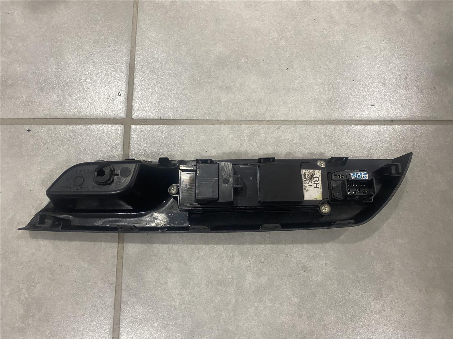 2012 SUZUKI SWIFT RIGHT SIDE WINDOW SWITCH FOR SALE - Private Seller 2012 SUZUKI SWIFT RIGHT SIDE WINDOW SWITCH FOR SALE - Private Seller