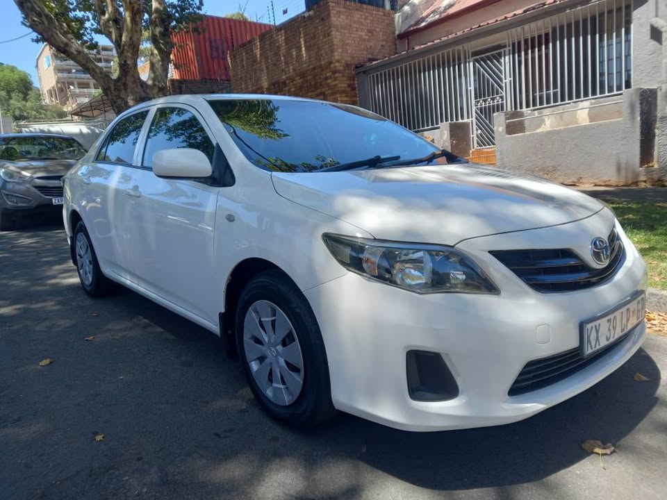 2018 TOYOTA COROLLA QUEST SEDAN 1.6 PETROL, MANUAL, WHITE COLOR, MILEAGE 86000KMS