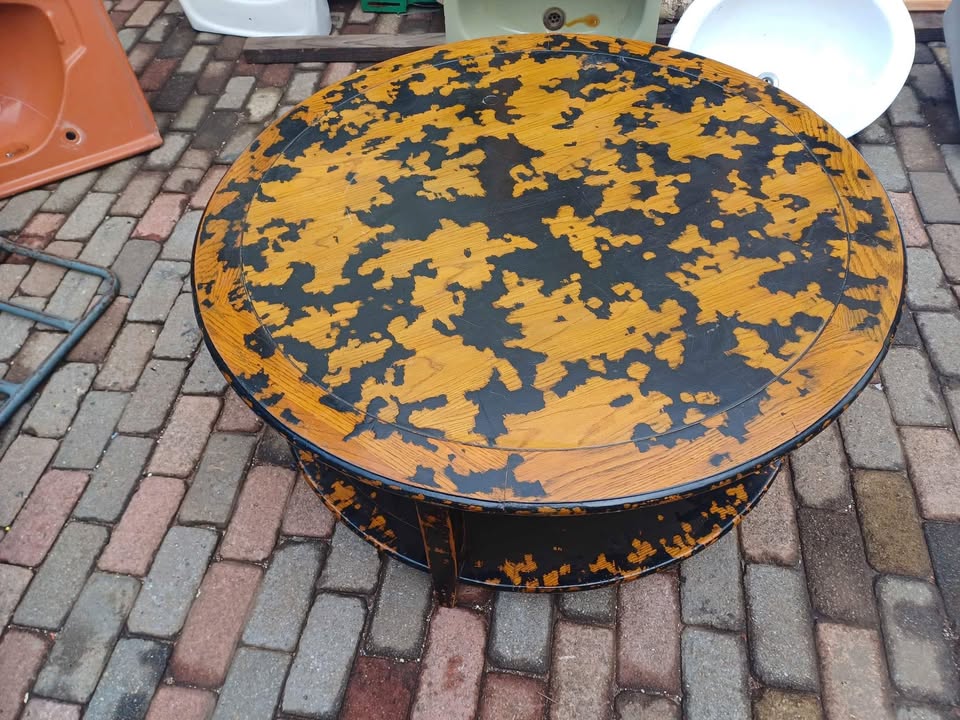 Round Antique Coffee/ Lounge Table