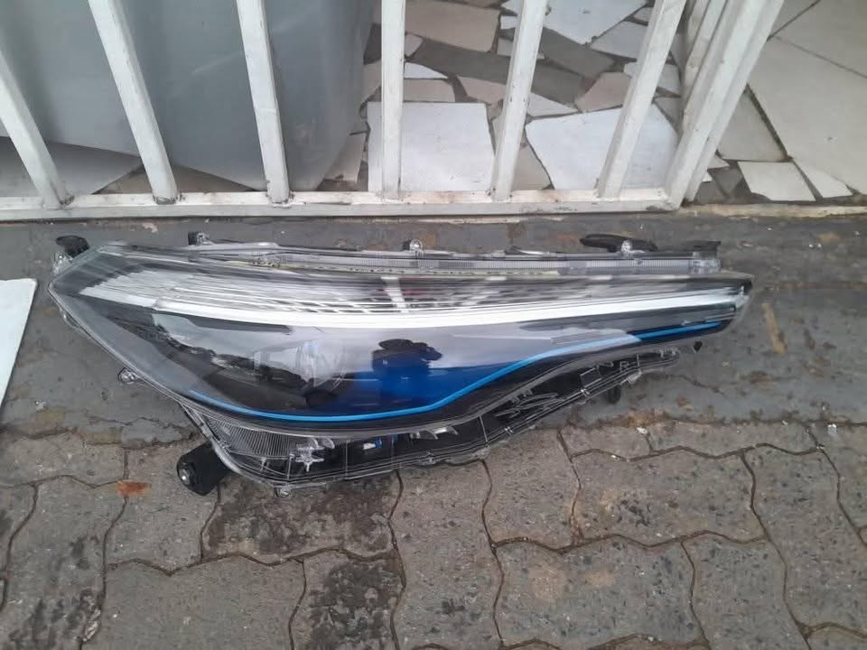 2021-2023 TOYOTA COROLLA CROSS RIGHT SIDE HEADLIGHT FOR SALE