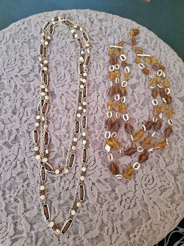 Vintage jewelery 2 x necklaces