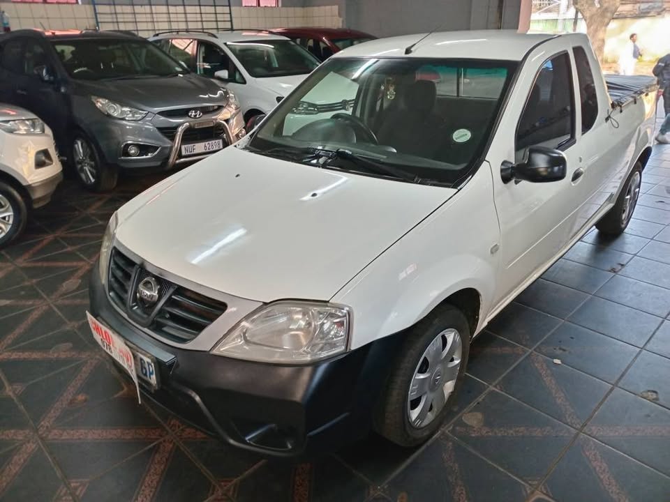 2012 Nissan np200 1.6i MAUNAL  White 98000km