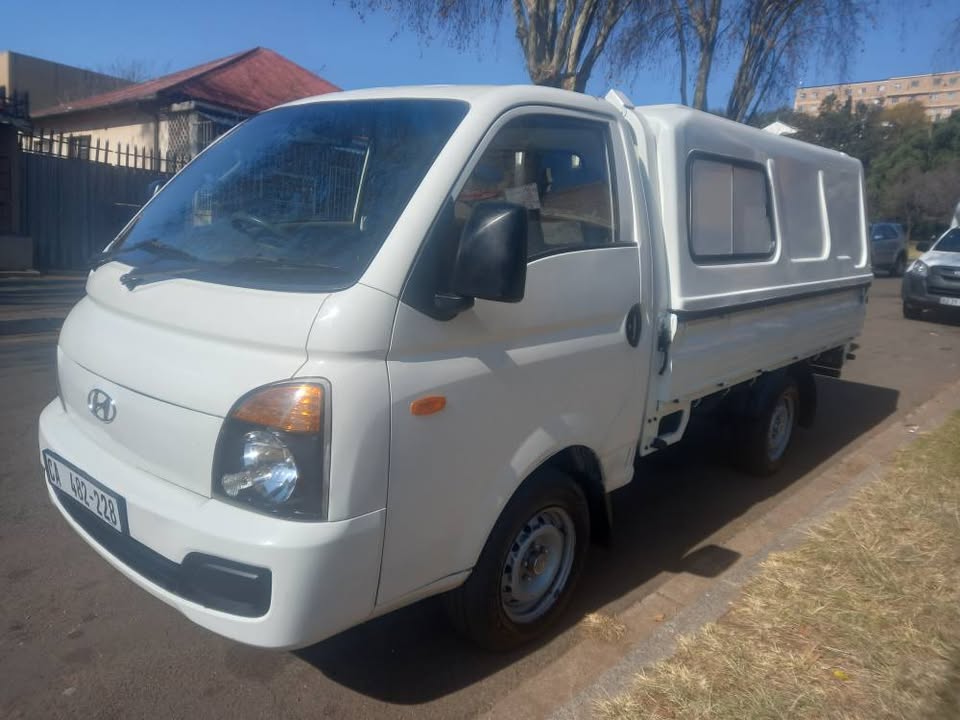 2008 Hyundai H100 2.6 Diesel, Manual, White, 87000kms With Canopy.