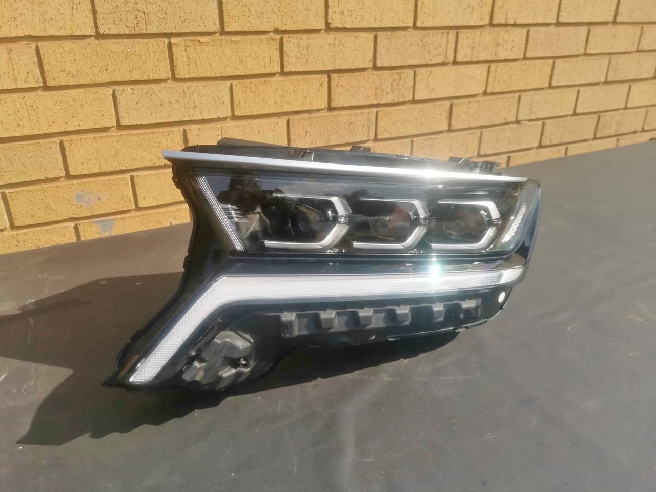 Kia Sorento left headlight 2023 - Private Seller Kia Sorento left headlight 2023 - Private Seller