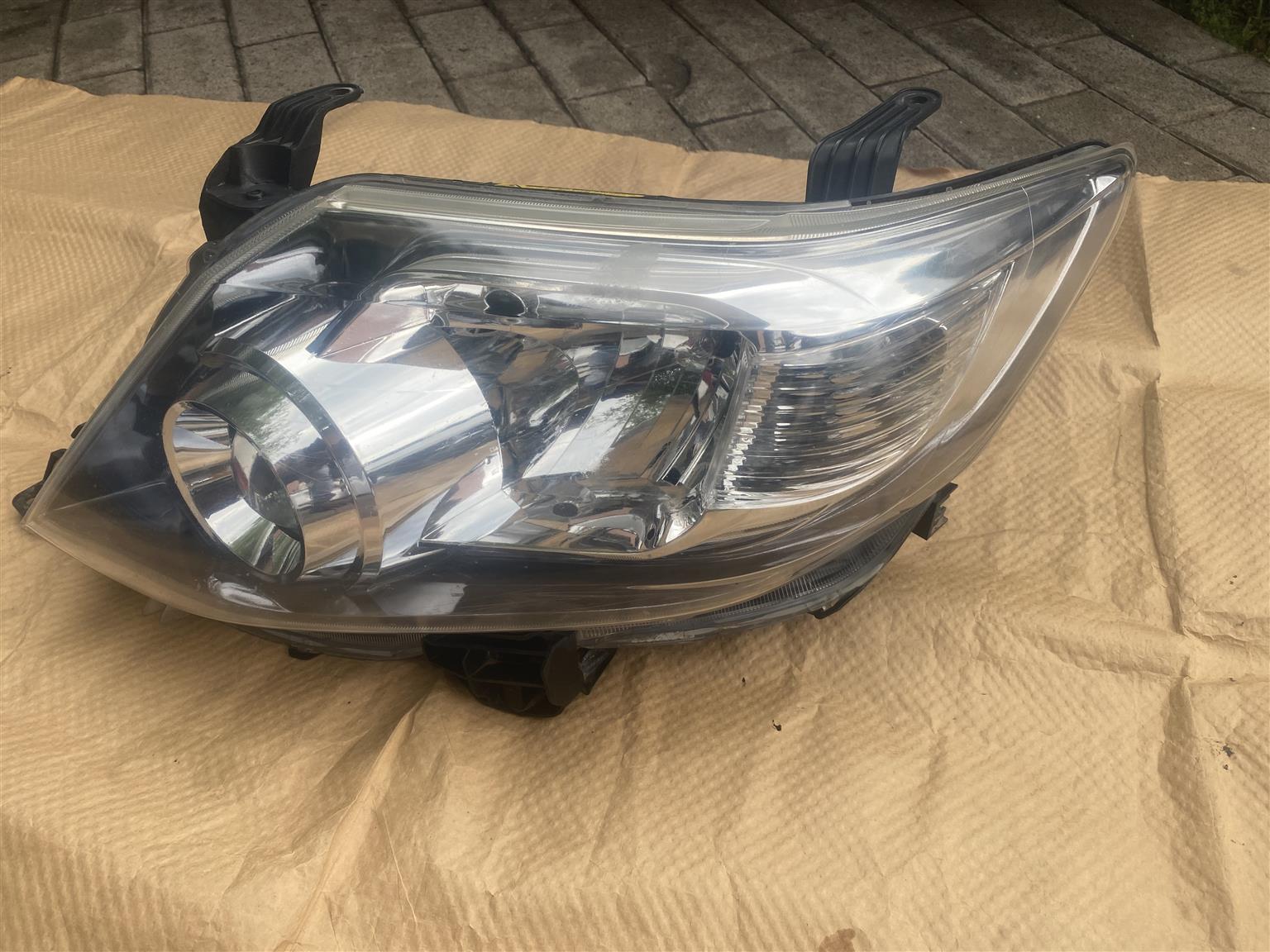 2015 TOYOTA FORTUNER XENON HEADLIGHT LEFT SIDE FOR SALE. IN EXCELLENT CONDITION
