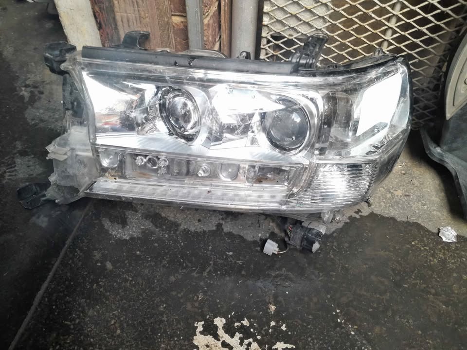 TOYOTA LANDCRUISER 200 SERIES HEADLIGHT LEFTSIDE 2015 TO 202O MODEL - Private Seller TOYOTA LANDCRUISER 200 SERIES HEADLIGHT LEFTSIDE 2015 TO 202O MODEL - Private Seller