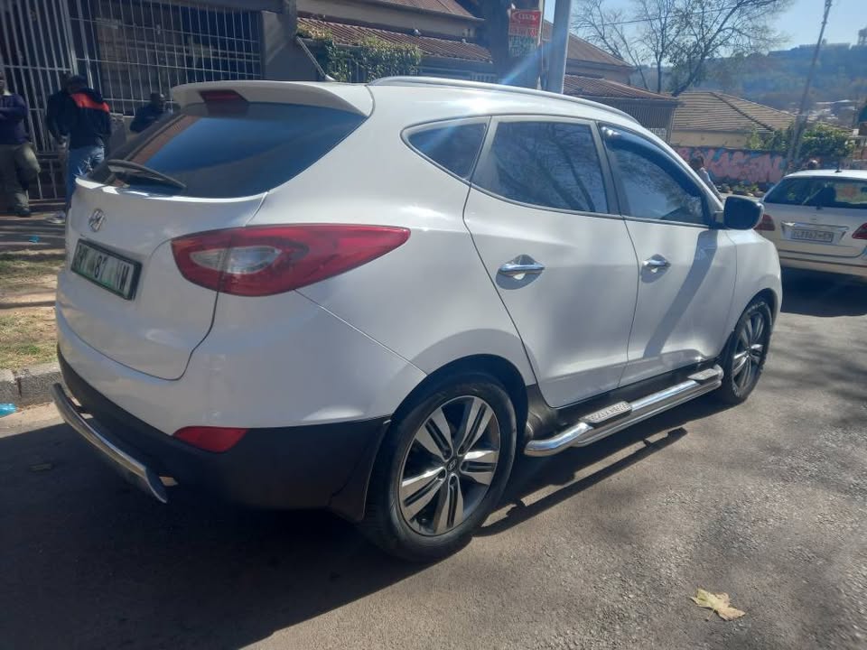 2016 Hyndai Ix35 2.0 Petrol, Manual, White, Full service history, 79000kms, Leather Seats.