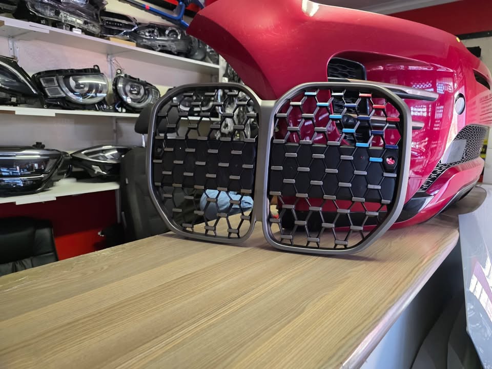 2023 BMW 4 SERIES M440I FRONT MAIN GRILL BLACK WITH TRI COLOUR (CAMERA WHOLE) - Private Seller 2023 BMW 4 SERIES M440I FRONT MAIN GRILL BLACK WITH TRI COLOUR (CAMERA WHOLE) - Private Seller