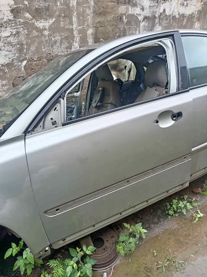 Volvo S40 2.0 2007 left front door