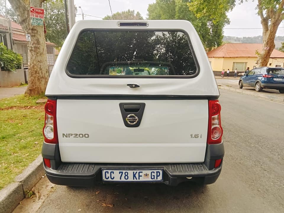 2012 Nissan Np200 1.6 with canopy