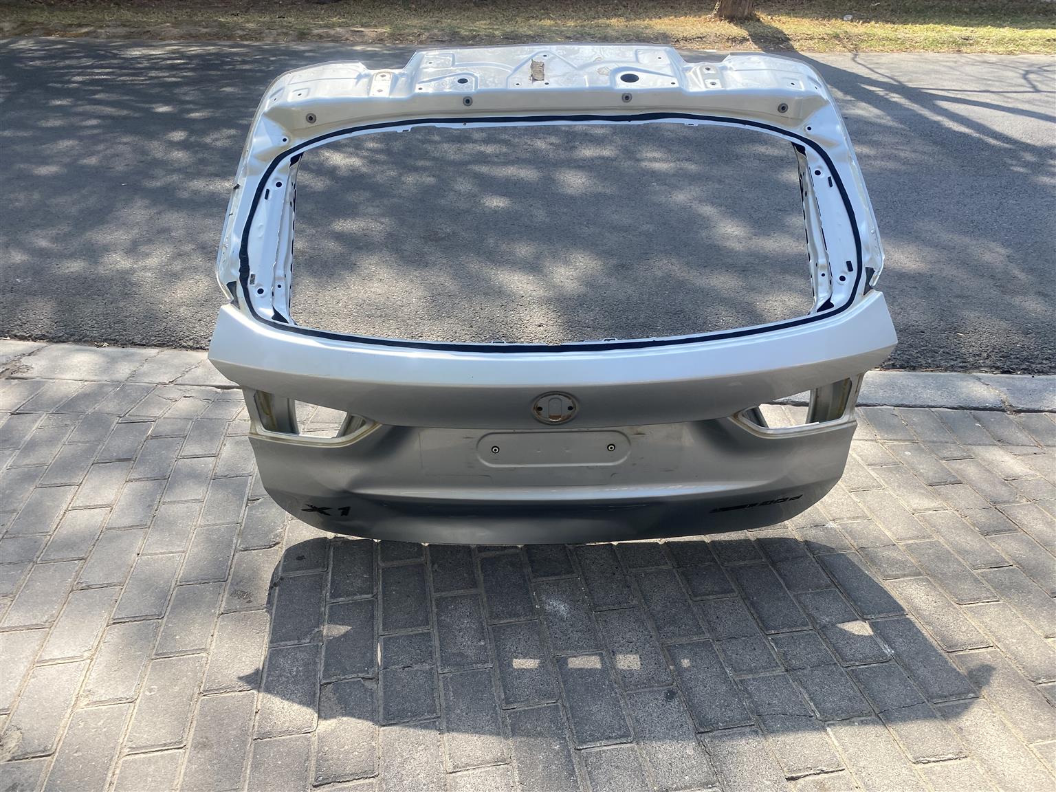 2017 BMW X1 TAILGATE SHELL FOR SALE. IN EXCELLENT CONDITION