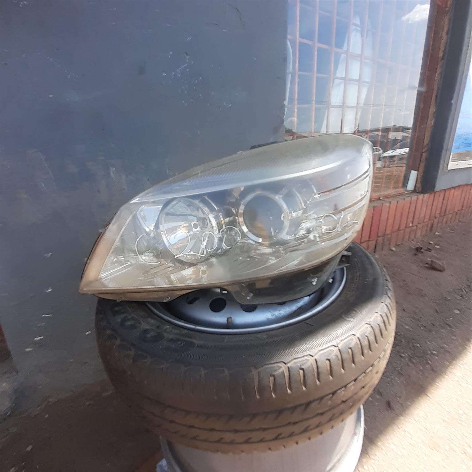 MERCEDES BENZ C-CLASS C-200 LEFT HEADLIGHT FOR SALE DELIVERY AVAILABLE - Private Seller